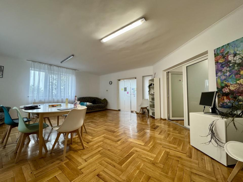 Casă 500 mp utili, teren 2000 mp, 10 parcări, cartier Andrei Mureșanu