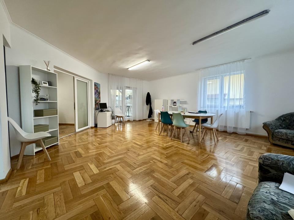 Casă 500 mp utili, teren 2000 mp, 10 parcări, cartier Andrei Mureșanu