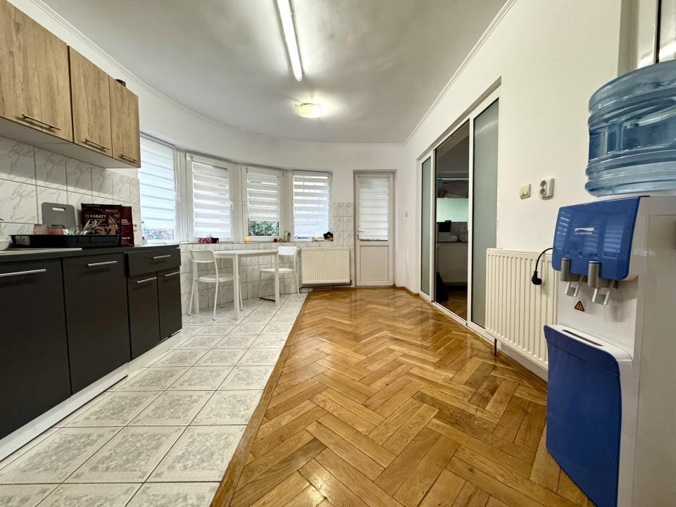 Casă 500 mp utili, teren 2000 mp, 10 parcări, cartier Andrei Mureșanu