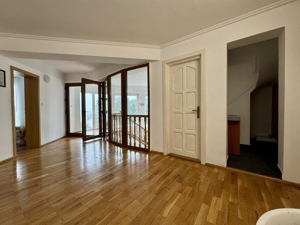 Casă 500 mp utili, teren 2000 mp, 10 parcări, cartier Andrei Mureșanu