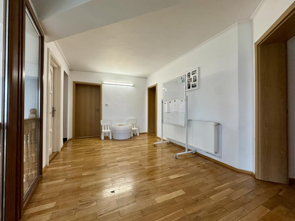 Casă 500 mp utili, teren 2000 mp, 10 parcări, cartier Andrei Mureșanu