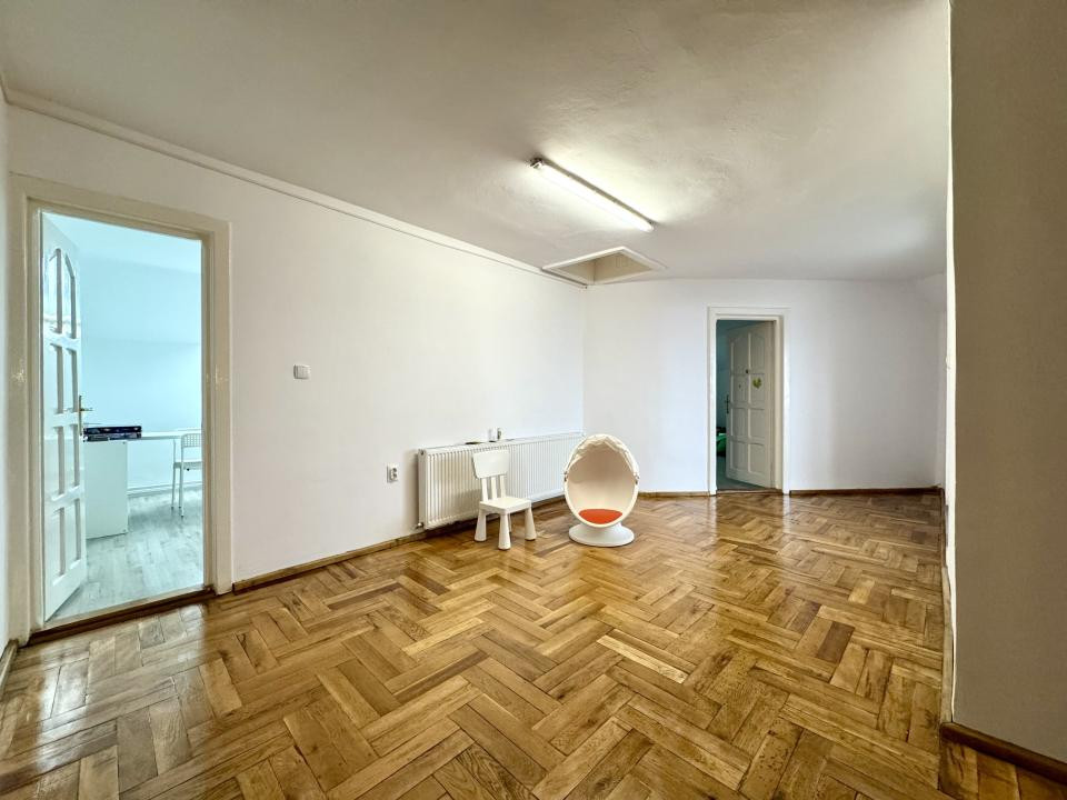 Casă 500 mp utili, teren 2000 mp, 10 parcări, cartier Andrei Mureșanu