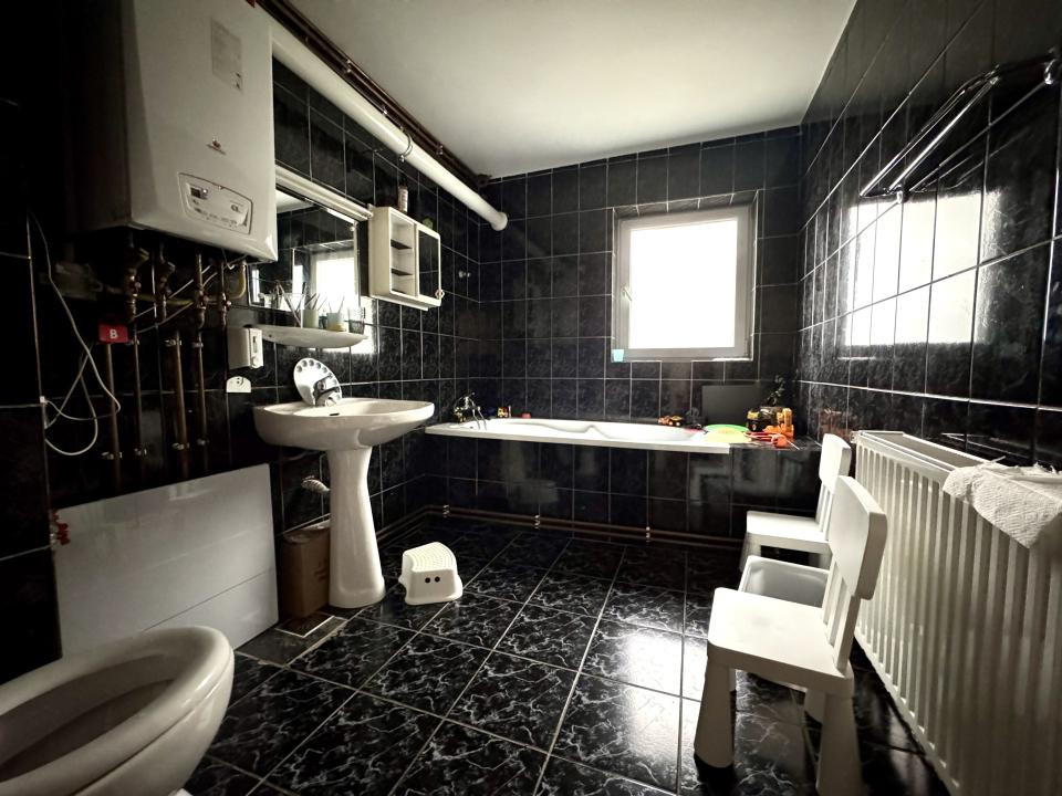 Casă 500 mp utili, teren 2000 mp, 10 parcări, cartier Andrei Mureșanu