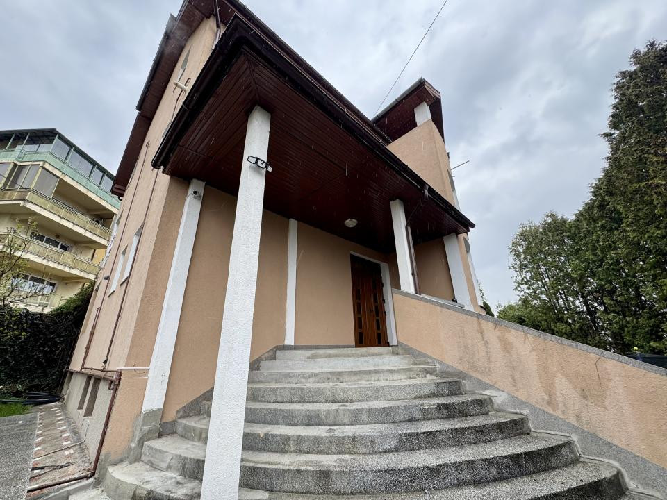 Casă 500 mp utili, teren 2000 mp, 10 parcări, cartier Andrei Mureșanu