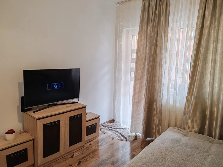 Apartamenr cu 2 camere, 55 mp, decomandat, etaj intermediar,  zona Edgar Quinet