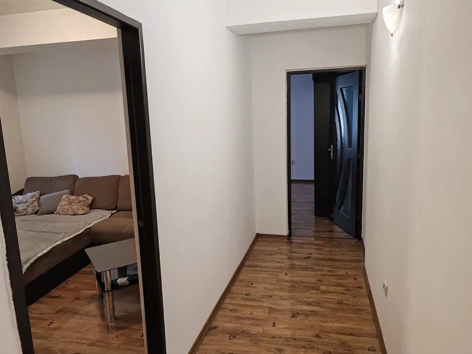 Apartamenr cu 2 camere, 55 mp, decomandat, etaj intermediar,  zona Edgar Quinet