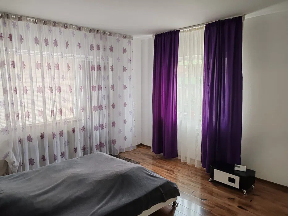 Apartamenr cu 2 camere, 55 mp, decomandat, etaj intermediar,  zona Edgar Quinet