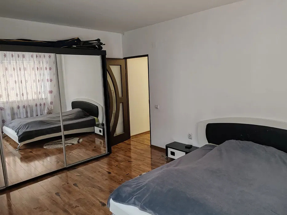 Apartamenr cu 2 camere, 55 mp, decomandat, etaj intermediar,  zona Edgar Quinet