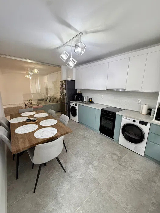 Apartament cu 3 camere, 66 mp, balcon, zona Terra