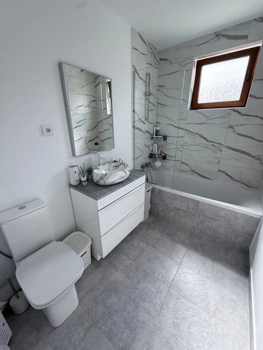 Apartament cu 3 camere, 66 mp, balcon, zona Terra