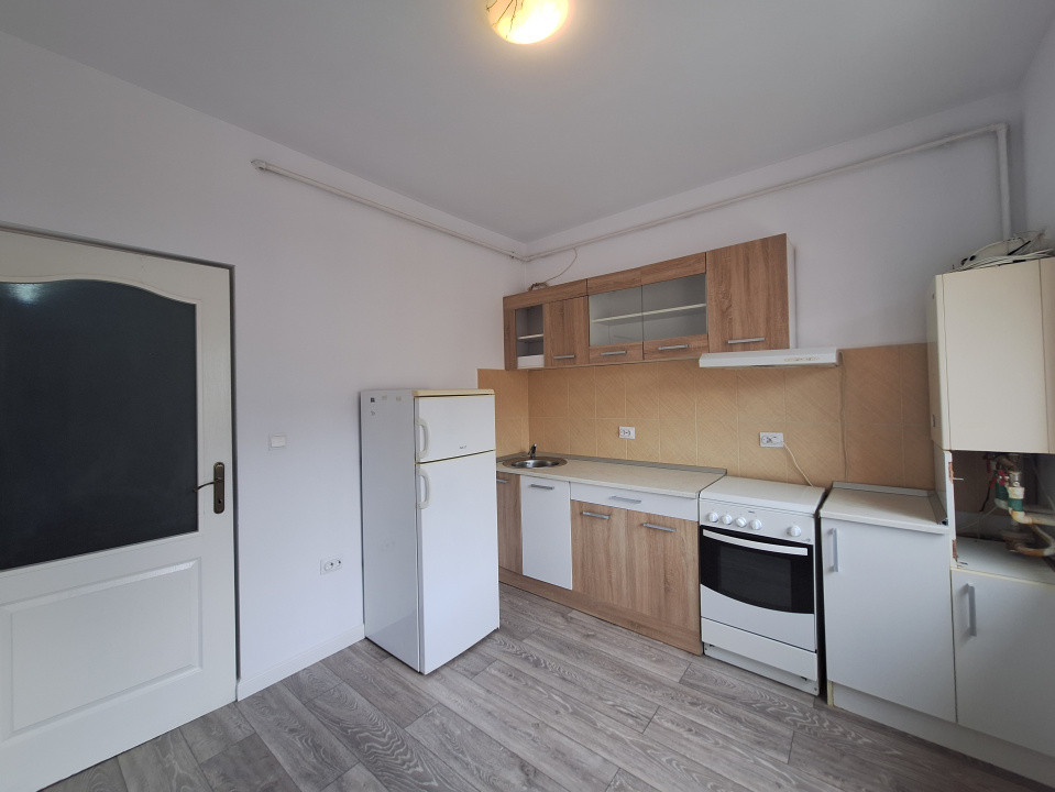 Apartament cu o camera, balcon, zona Florilor