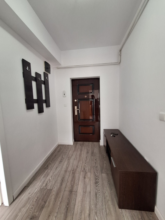 Apartament cu o camera, balcon, zona Florilor