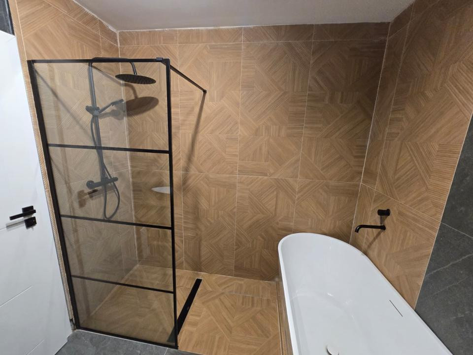 Casa insiruita 4 camere moderna la cheie, parcare subterana si boxa