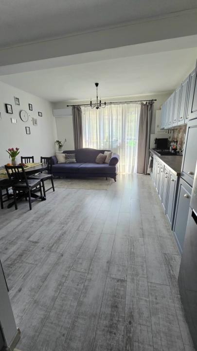 Apartament cu 3 camere, 59 mp, balcon, zona Teilor