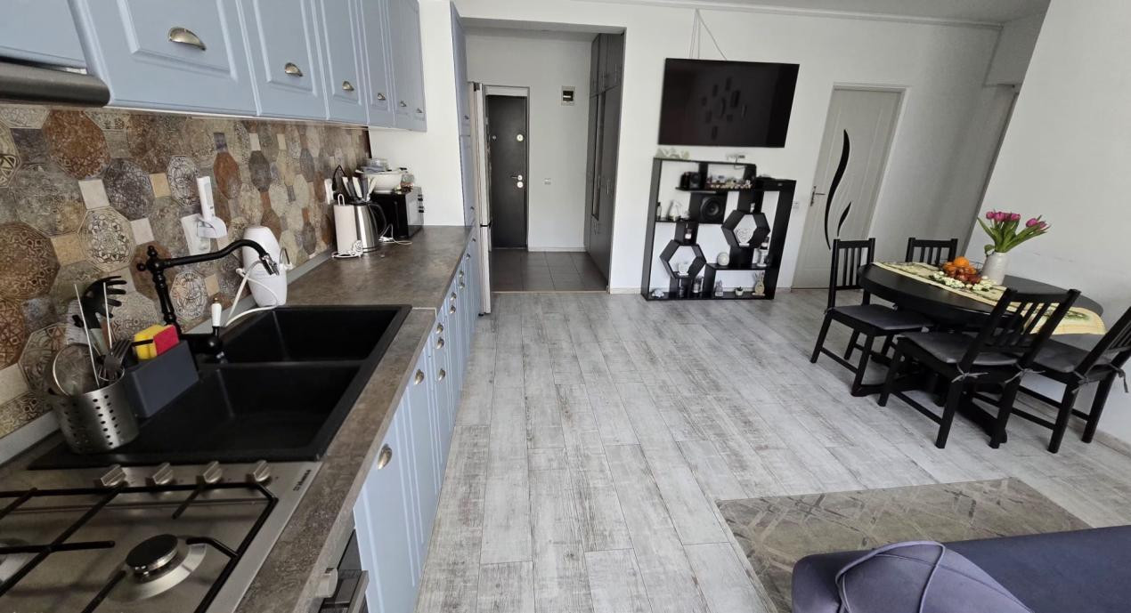 Apartament cu 3 camere, 59 mp, balcon, zona Teilor