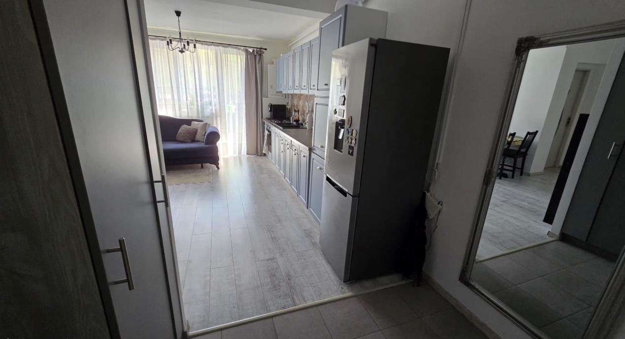 Apartament cu 3 camere, 59 mp, balcon, zona Teilor