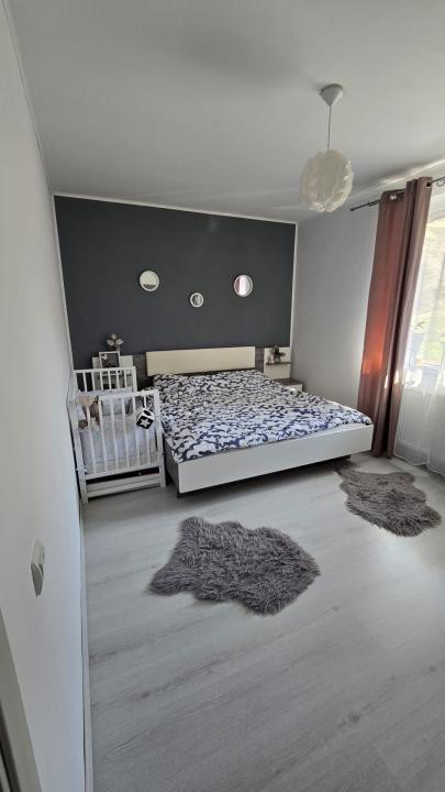 Apartament cu 3 camere, 59 mp, balcon, zona Teilor