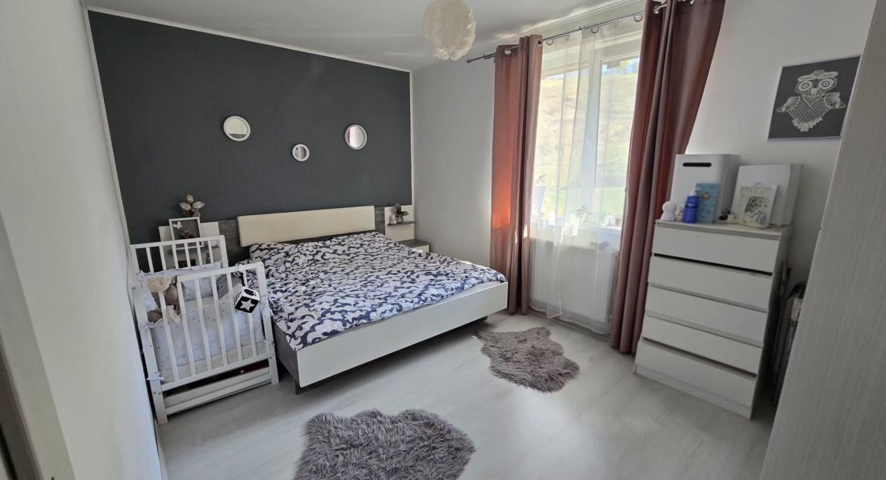 Apartament cu 3 camere, 59 mp, balcon, zona Teilor