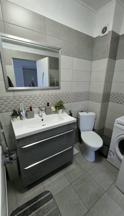 Apartament cu 3 camere, 59 mp, balcon, zona Teilor