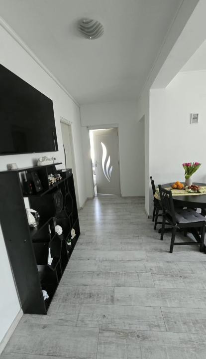 Apartament cu 3 camere, 59 mp, balcon, zona Teilor
