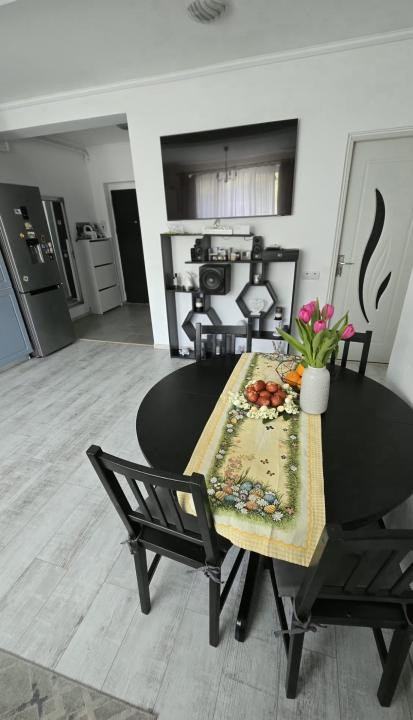 Apartament cu 3 camere, 59 mp, balcon, zona Teilor