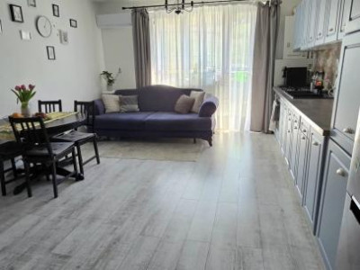 Apartament cu 3 camere, 59 mp, balcon, zona Teilor