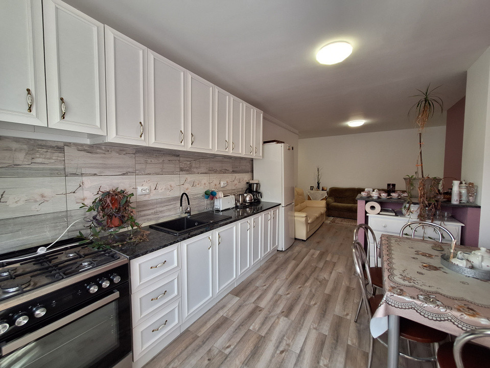 Apartament cu 3 camere, 62 mp, orientare sudica, balcon, zona Stejarului
