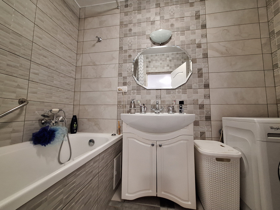 Apartament cu 3 camere, 62 mp, orientare sudica, balcon, zona Stejarului
