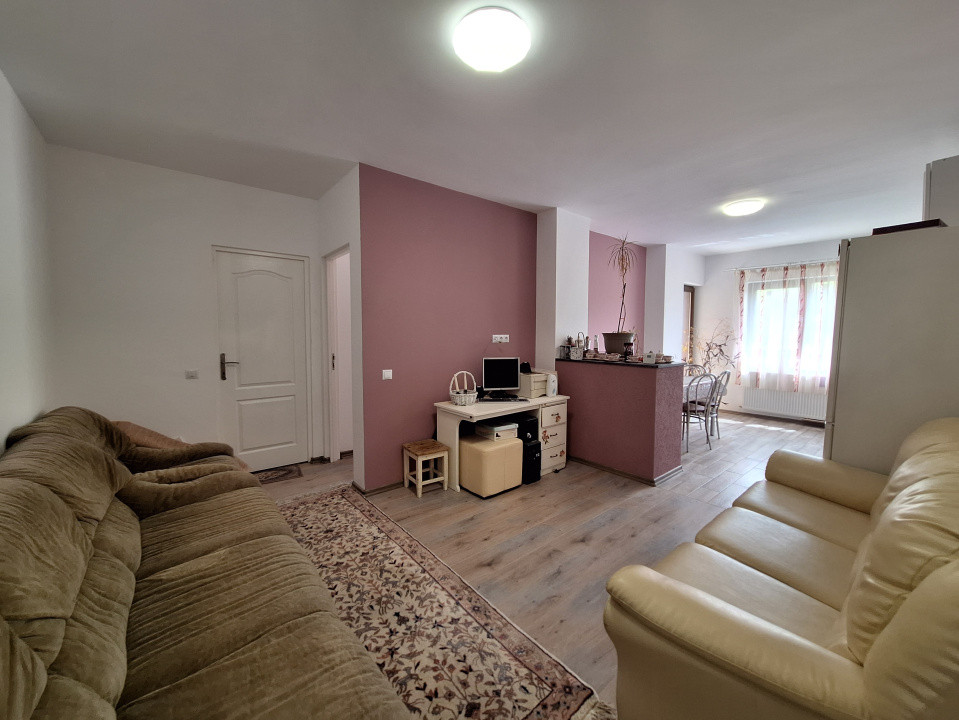 Apartament cu 3 camere, 62 mp, orientare sudica, balcon, zona Stejarului
