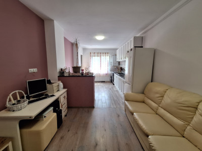 Apartament cu 3 camere, 62 mp, orientare sudica, balcon, zona Stejarului