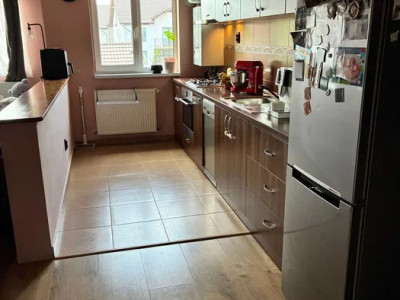 Apartament cu 3 camere, 71 mp, parcare, zona Cetatii