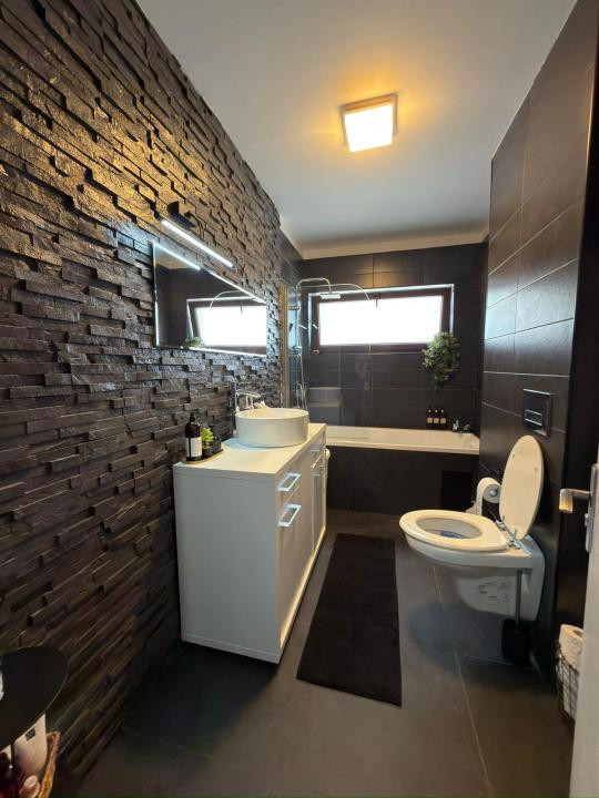 Apartament cu 3 camere , parcare inclusa,zona Parcul Poligon 