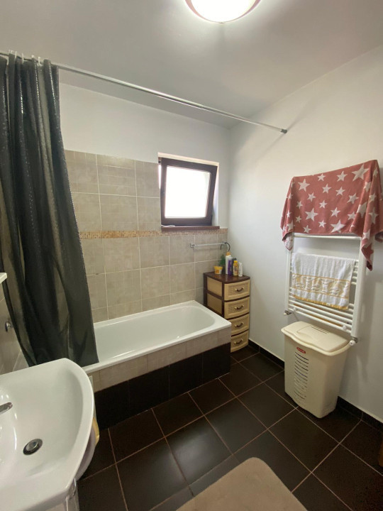 Apartament de 65 mp utili,parcare inclusa,etaj intermediar