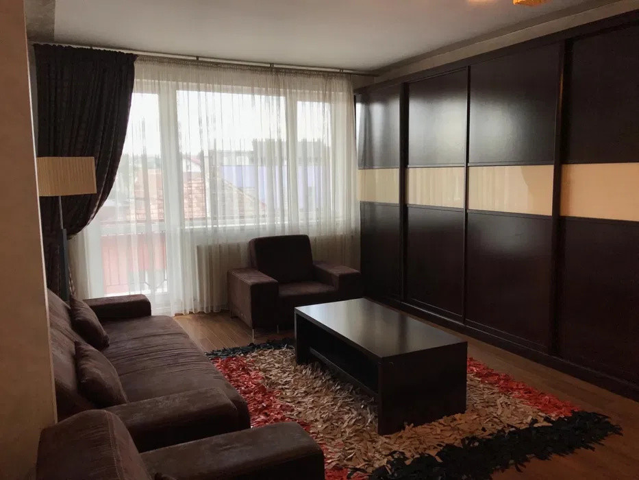 Apartament 2 camere, 65 mp, decomandat, etaj 1/5, parcare+garaj, Zona Farmec
