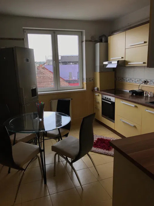 Apartament 2 camere, 65 mp, decomandat, etaj 1/5, parcare+garaj, Zona Farmec