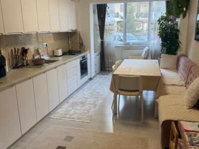 Apartament cu 3 camere ,parter înalt,parcare inclusa