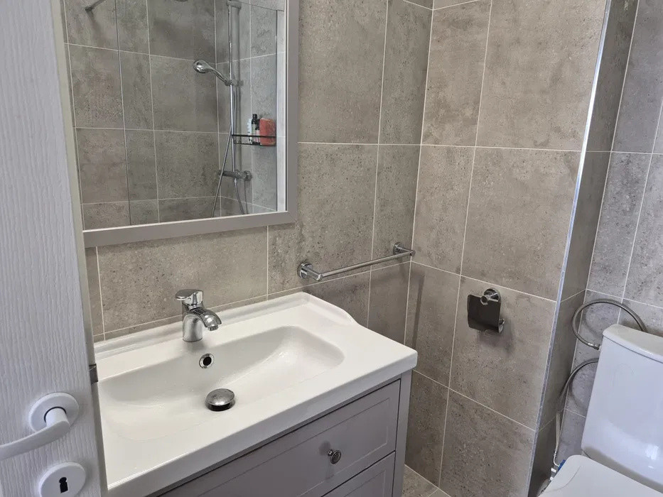 Apartament cu 2 camere, 60 mp, balcon, zona Terra