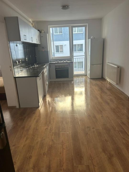 Apartament cu 3 camere, parcare, balcon, zona Stejarului