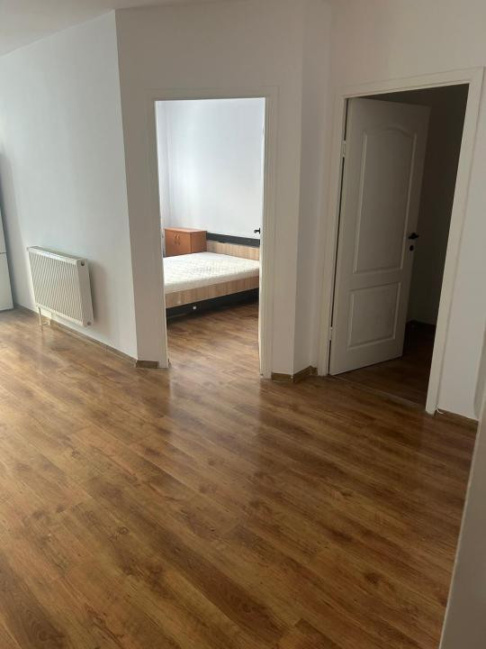 Apartament cu 3 camere, parcare, balcon, zona Stejarului