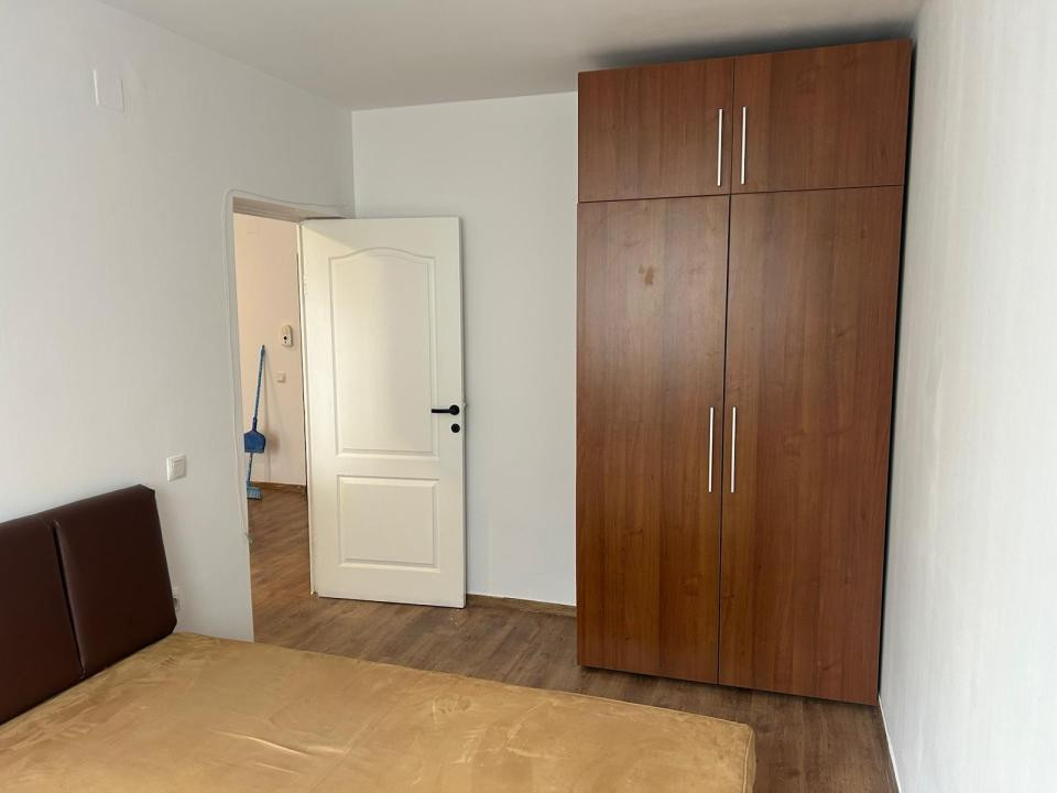 Apartament cu 3 camere, parcare, balcon, zona Stejarului