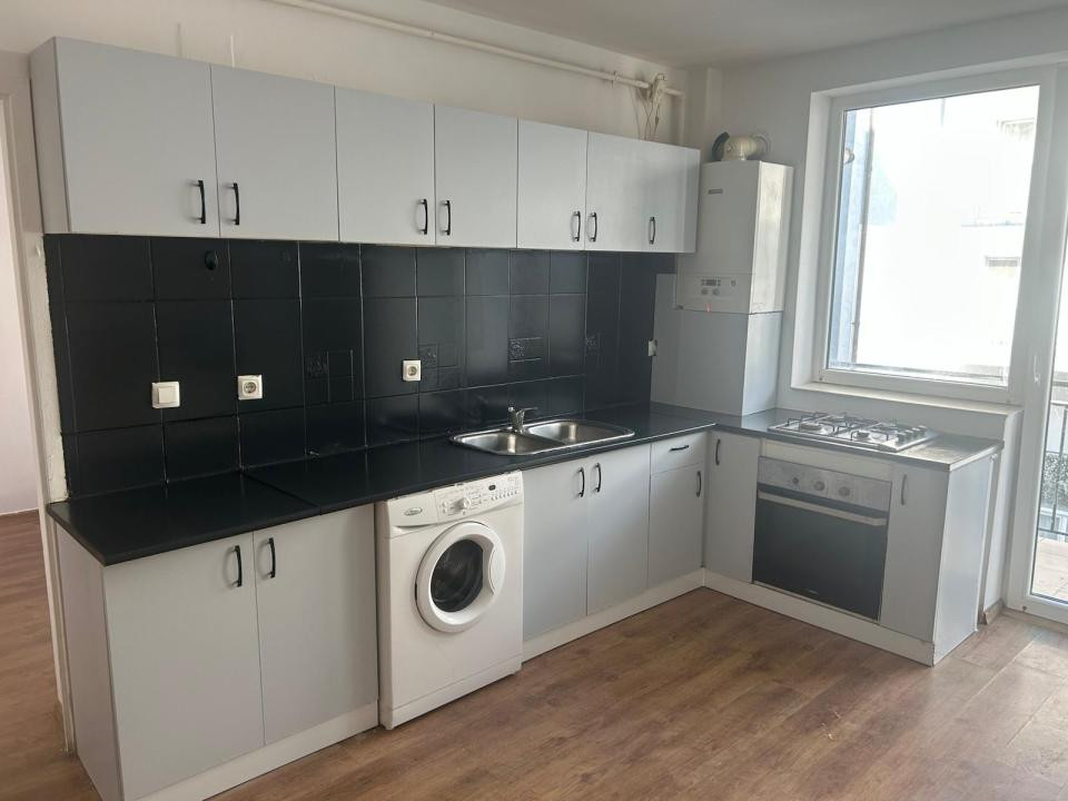 Apartament cu 3 camere, parcare, balcon, zona Stejarului