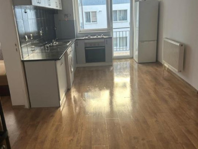 Apartament cu 3 camere, parcare, balcon, zona Stejarului