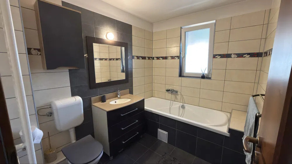 Apartament 3 camere, suprafata utila 71 mp, cu loc de parcare.