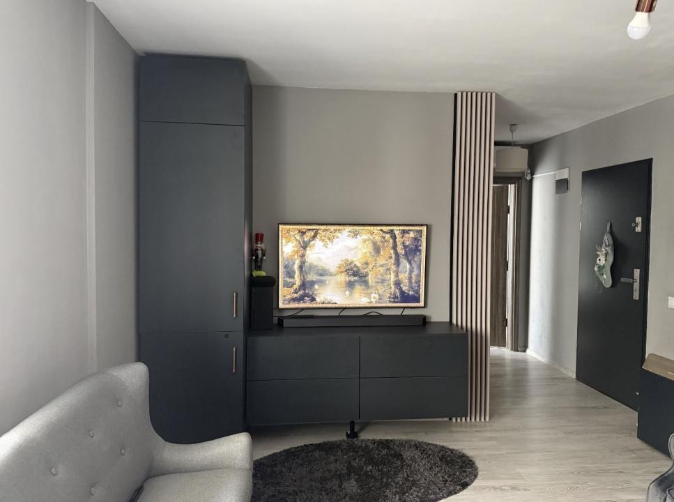 Apartament cu 3 camere,etaj intermediar, zona Vivo