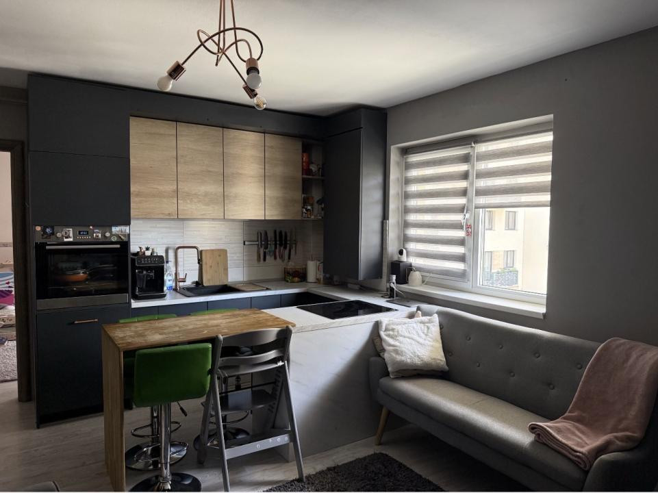 Apartament cu 3 camere,etaj intermediar, zona Vivo