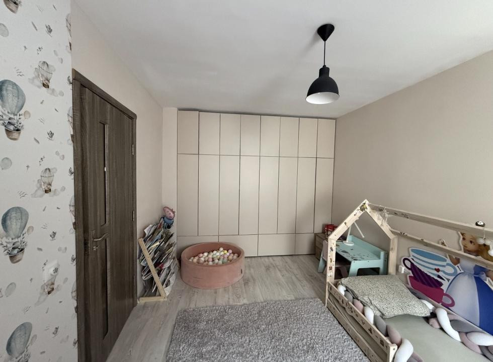 Apartament cu 3 camere,etaj intermediar, zona Vivo