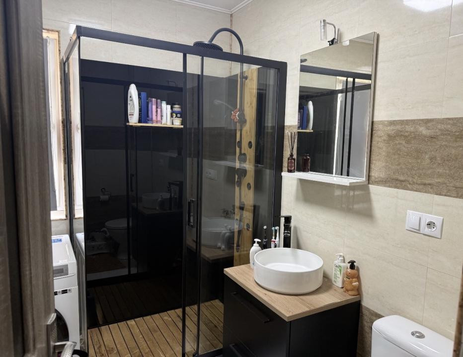 Apartament cu 3 camere,etaj intermediar, zona Vivo