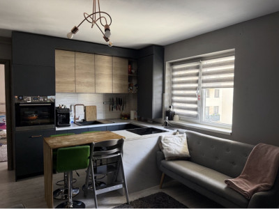 Apartament cu 3 camere,etaj intermediar, zona Vivo