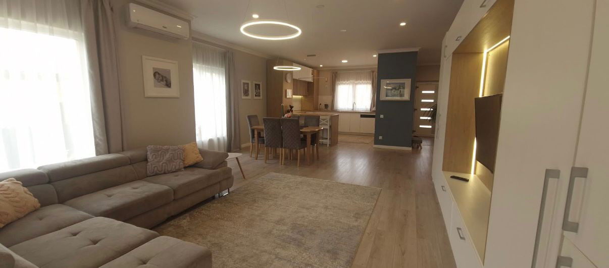 Casa cu 4 camere,curte generoasa,garaj,zona Dambul Rotund-Baciu