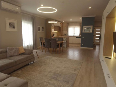 Casa cu 4 camere,curte generoasa,garaj,zona Dambul Rotund-Baciu